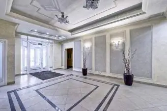 Hall d'entrée d'appartement avec un design intérieur blanc