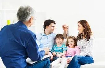 Famille parlant au thérapeute