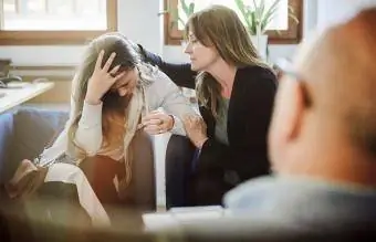 Madre consuela a su hija durante la terapia