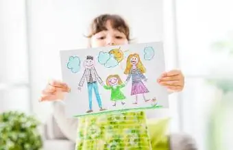 Ailesinin bir çizimini gösteren kız
