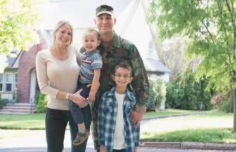 Soldat i família somrient