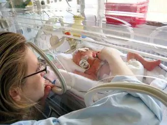 Mati z dojenčkom v inkubatorju