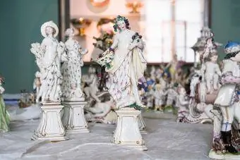 porcelánfigurák várnak kiállításra a vitrinekben