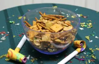 Bowl of Chex ballīšu maisījums un ballīšu pūtēji