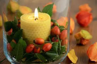 Ant stalo dega bičių vaško žvakė