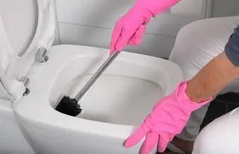 Orang membersihkan mangkuk tandas