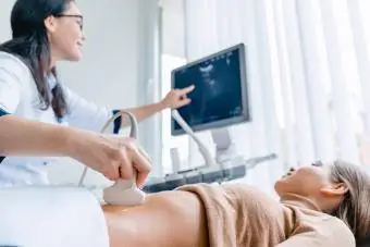 Hamile kadına ultrason veren doktor