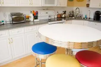 Zestaw chromowanych stołów kuchennych w stylu lat 50-tych