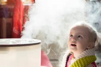 Baby flicka med en luftfuktare