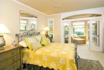 Seprai kamar tidur berwarna kuning