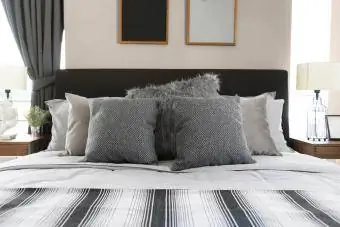 Taupe, siva i bijela posteljina