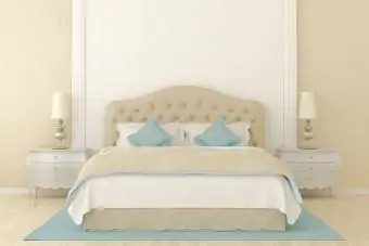 Ložnice v jemných béžových barvách s modrým dekorem.