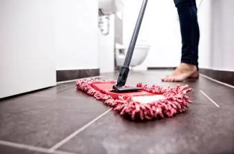 Nettoyer le carrelage de la salle de bain avec une vadrouille