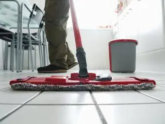 Limpeza de azulejos de cozinha com esfregão