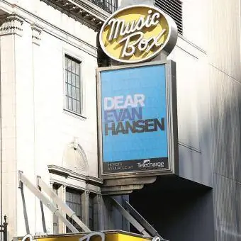 Theater Marquee Unveiling Para sa 'Dear Evan Hansen'