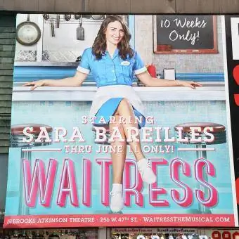 Enthüllung der Plakatwand des „Waitress“-Theaters am Broadway