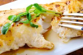 Ikan cod panggang dipotong dengan garpu