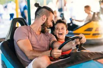 Padre e hijo en un auto chocador en el recinto ferial.