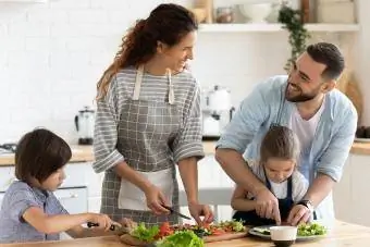 obiteljska izrada recepta zajedno u kuhinji