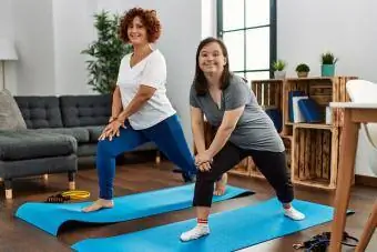majka i kćerka zajedno rade jogu