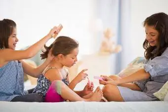 sœurs coiffant les cheveux et peignant les ongles à la maison