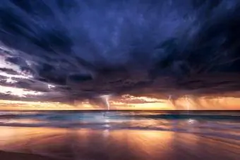 Onweer op het strand van Perth