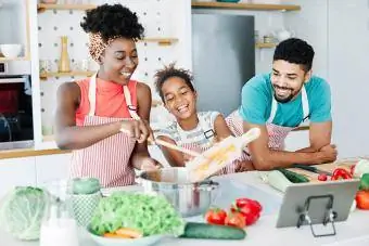 Rodina společně vaří jídlo