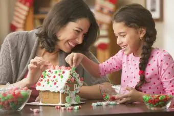 Mãe e filha decorando casinha de gengibre