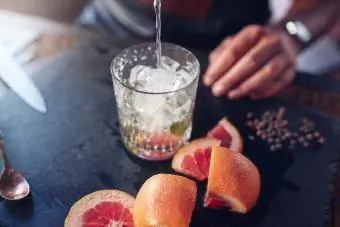 Bartender forbereder grapefrugtcocktail