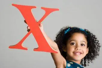 X betűt tartó lány