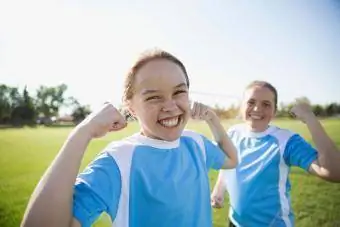 Filles fléchissant leurs muscles