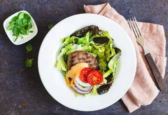 ensalada de hamburguesa con queso