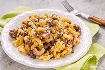 Pasta con hamburguesa con queso