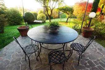 Garden patio nrog lub ntiaj teb ntsiab