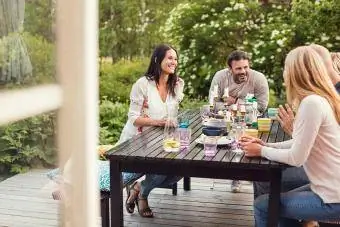 Amis socialisant sur une terrasse en bois