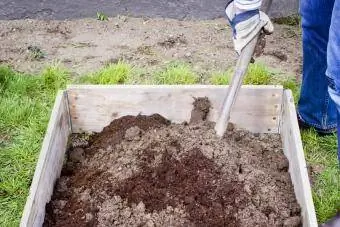 Mencampur Tanah dan Kompos untuk kebun sayur