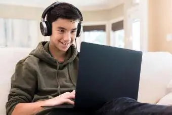 adolescente, juego, juego, en, computador portatil