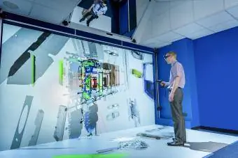 Ingenieur kyk na komponentdele van masjien in 3D in virtuele realiteit suite