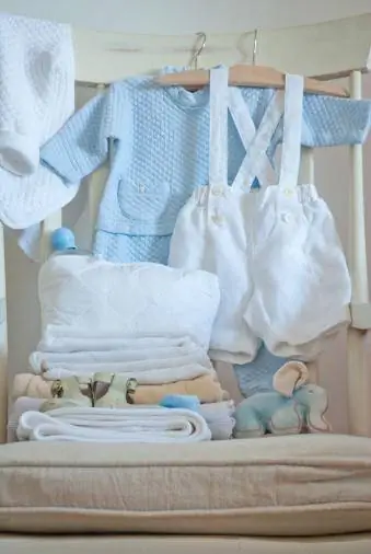 Sallanan sandalyede bebek kıyafetleri