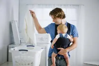 Bekar baba çamaşır yıkıyor