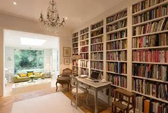 dhomë elegante me libra në rafte librash