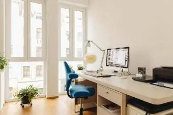 bureau et chaise dans un bureau minimaliste