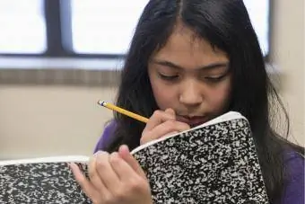 fille écrivant dans un journal