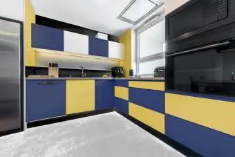 Spalvotų blokelių interjero dizaino virtuvė