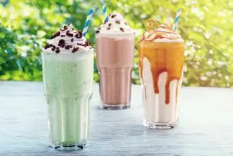 Milkshakes em uma mesa ensolarada