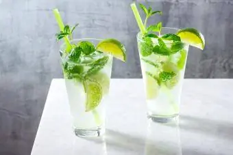 Δύο Mojito στο τραπέζι