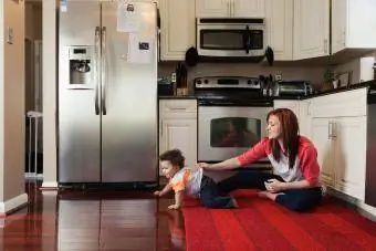 Cocina moderna con alfombra roja.