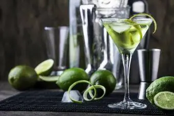 Grønt alkoholholdigt cocktail martini glas