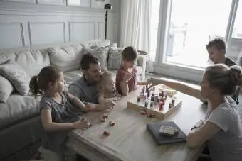 familie spiller spil på sofabordet