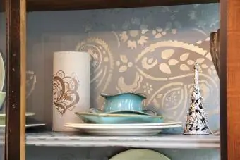 Bức tường được vẽ bằng giấy nến trong tủ đồ sứ